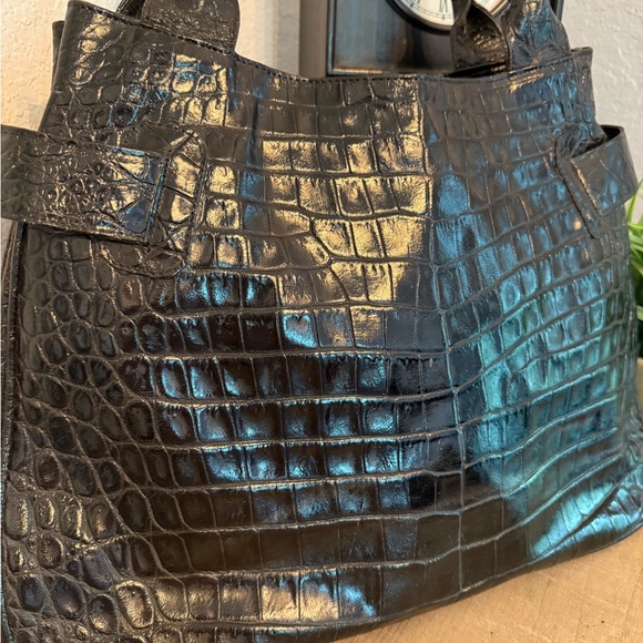 VEARI
	•	Style: Large black tote or shoulder bag - Picture 2 of 13